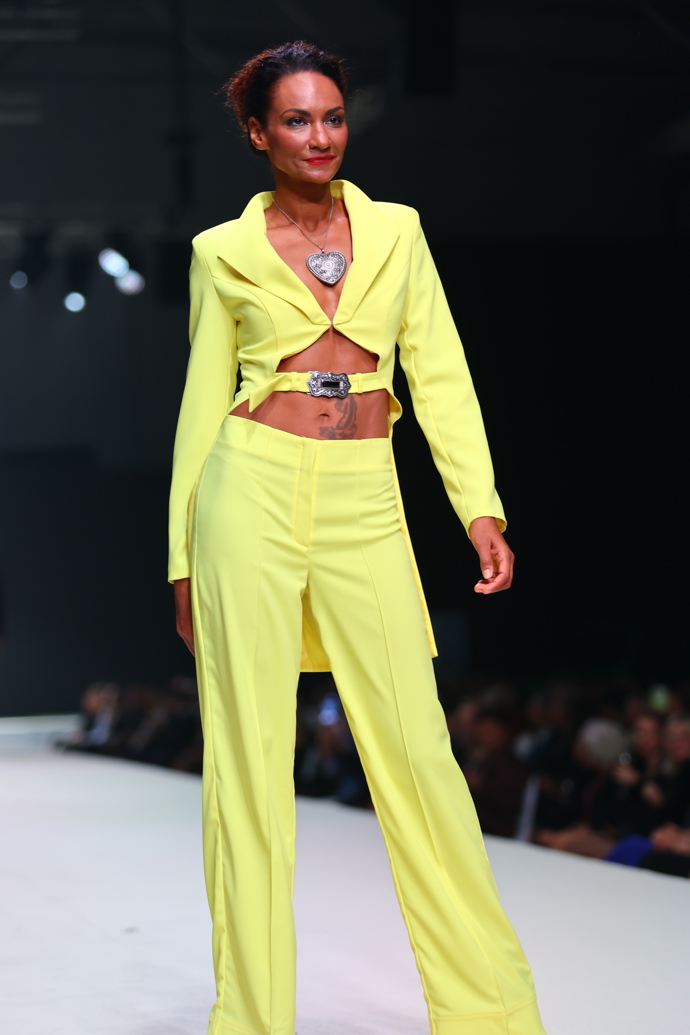 Lejla Abbasová ve žlutém modelu.