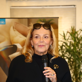 Dagmar Havlová maskovala nový účes slunečními brýlemi.