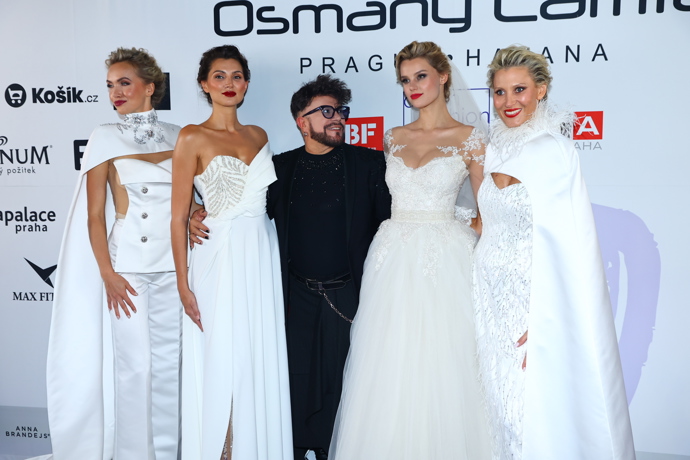 Osmany Laffita s modelkami.