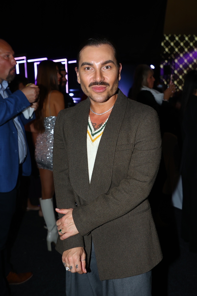 Sam Dolce se pochlubil knírkem. Na přehlídku oblékl tmavě hnědé sako. 