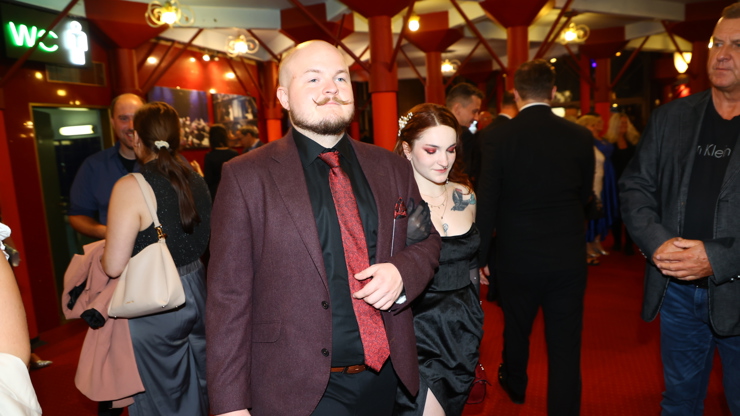 Artur Štaidl přišel na premiéru muzikálu Ples upírů s doprovodem.