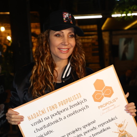 Olga Lounová na charitativním bazárku Propolis.