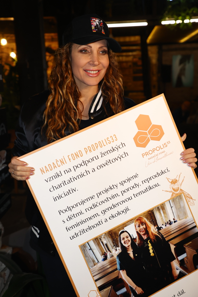 Olga Lounová na charitativním bazárku Propolis.