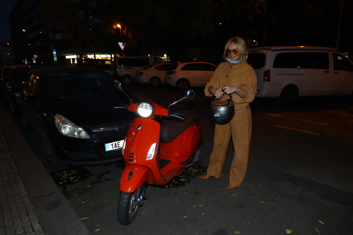 Taťána Kuchařová přijela na skútru. 