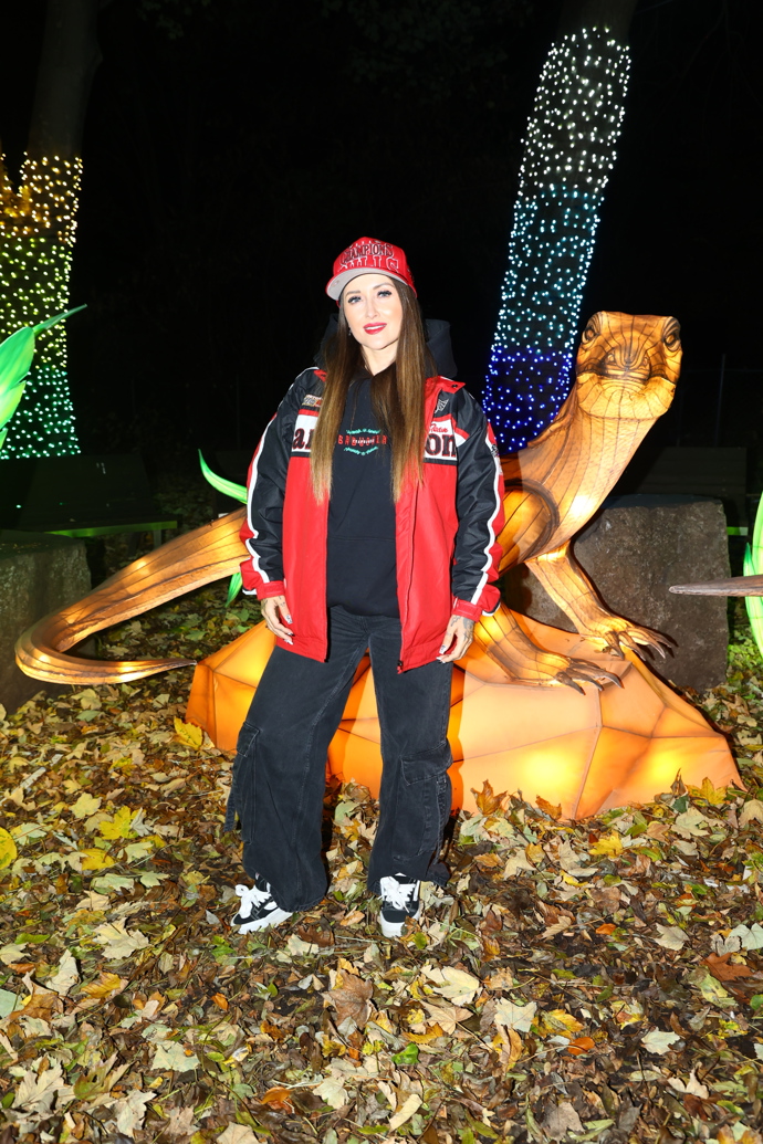 Dorazila zpěvačka Sharlota.