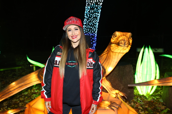 Sharlota rozdávala úsměvy.