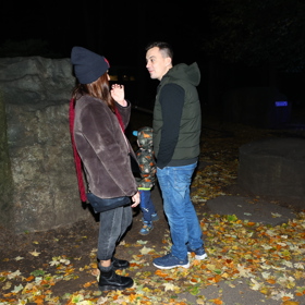 Bára Jánová po boku neznámého cizince.