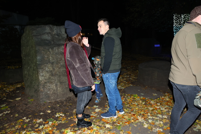 Bára Jánová po boku neznámého cizince.