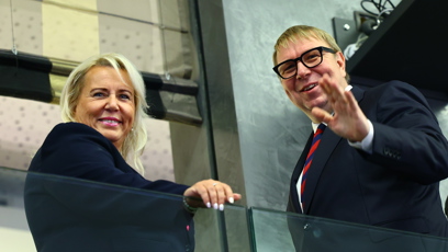 FOTO: Aleš Juchelka s Klárou Dostálovou zamávali novinářům.