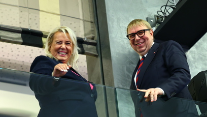 FOTO: Aleš Juchelka s Klárou Dostálovou zamávali novinářům.
