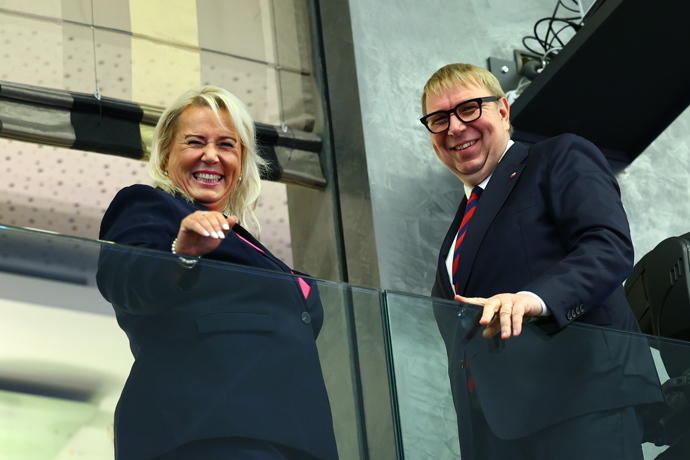 Aleš Juchelka s Klárou Dostálovou zamávali novinářům.