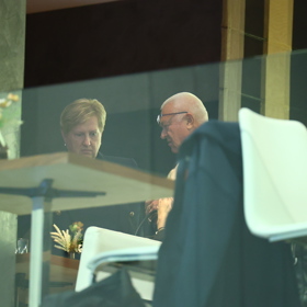 Jaroslav Faltýnek se před novináři schovává.