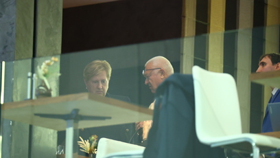 FOTO: Jaroslav Faltýnek se před novináři schovává.