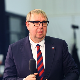 Ministr Aleš Juchelka se obul do Svárovské.