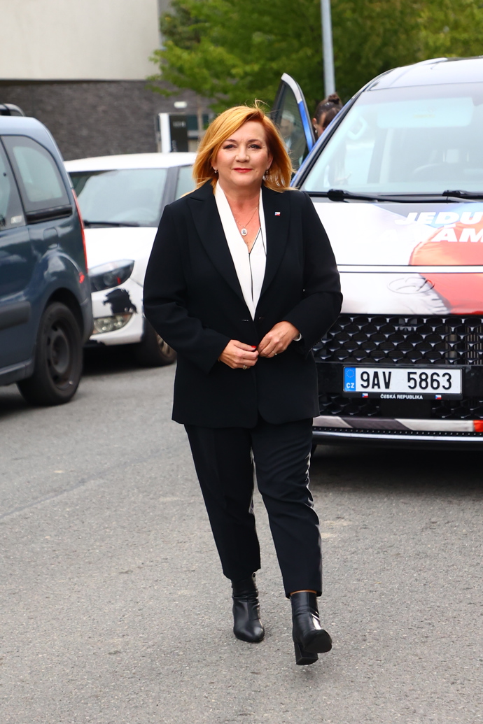 Alena Schillerová dorazila elegantně oblečená.
