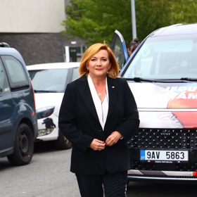 Alena Schillerová dorazila do volebního štábu.