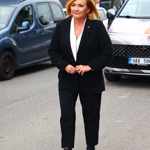 K novému účesu oblékla Alena Schillerová černý kalhotový kostýmek a bílou halenku. 