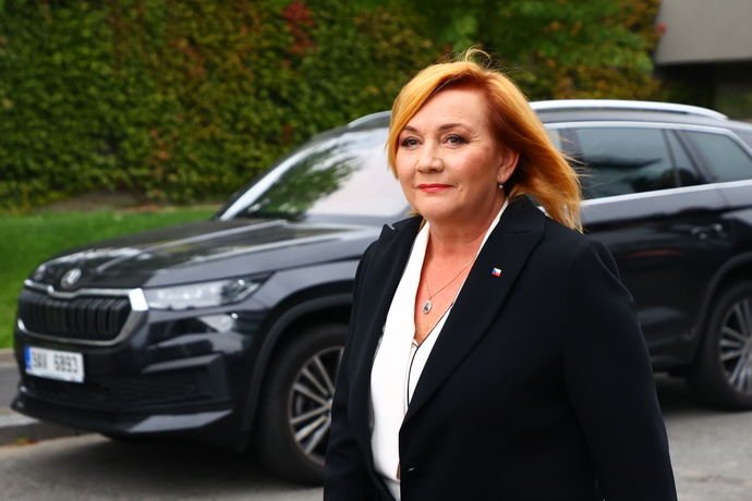 Alena Schillerová změnila barvu v den voleb.