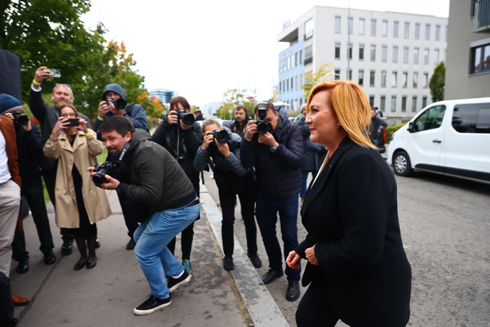 Alena Schillerová během tiskovky s novináři.