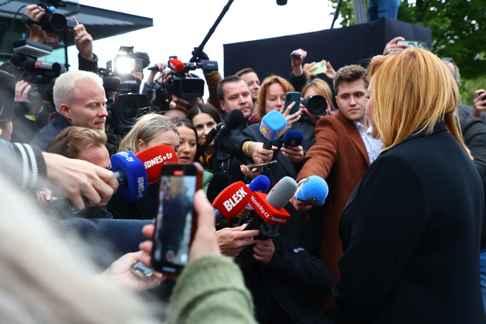 Alena Schillerová před volebním štábem ANO.
