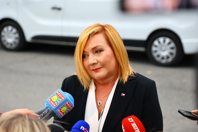 Alena Schillerová měla na pilno.