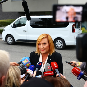 Alena Schillerová se pyšnila tím, že občanům vláda zlevnila elektřinu a naftu.