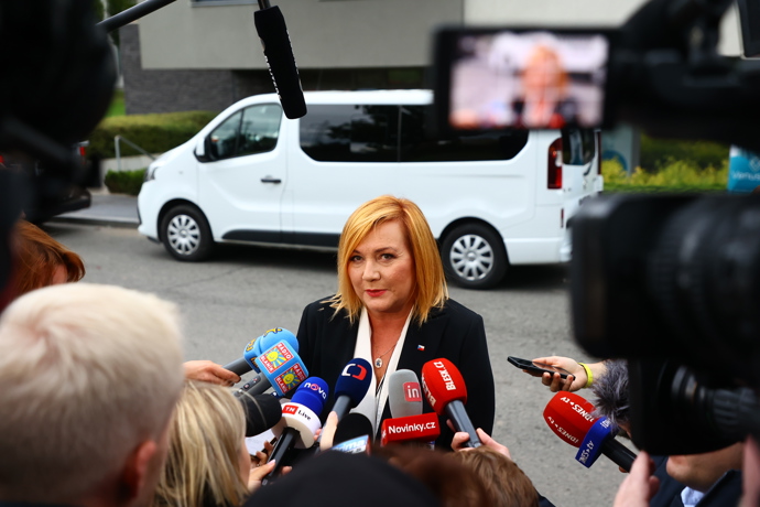 Alena Schillerová před novináři.