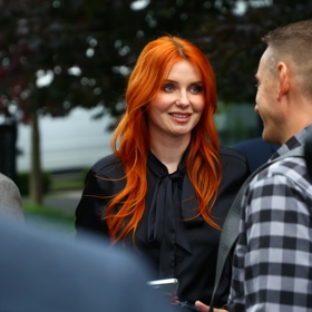 Aneta Zicklerová má zářivě zrzavé vlasy.