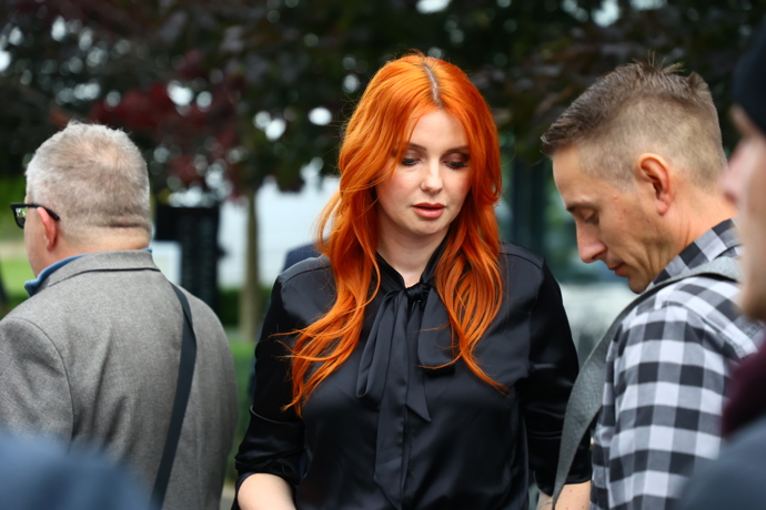 Aneta Zicklerová čekala na příjezd Andreje Babiše.