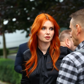 Aneta Zicklerová čekala na příjezd Andreje Babiše.