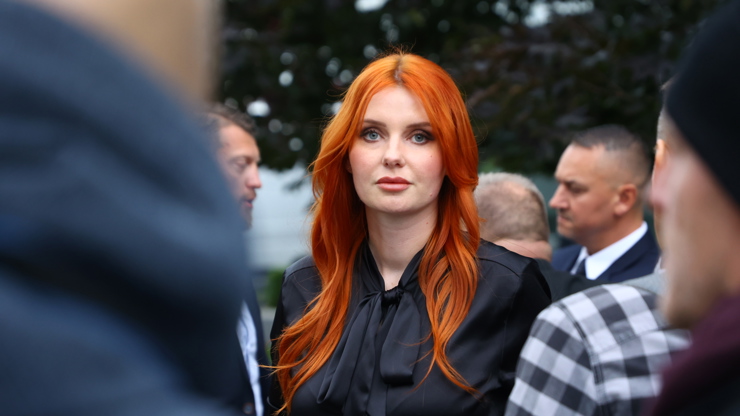Aneta Zicklerová čekala na příjezd Andreje Babiše.