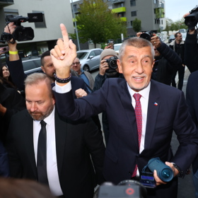 Andrej Babiš při příjezdu do štábu.