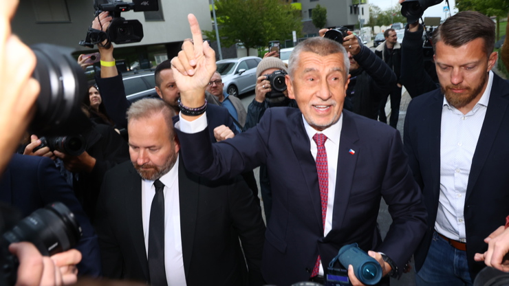 Andrej Babiš při příjezdu do štábu.