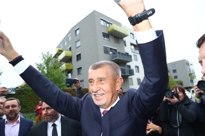Andrej Babiš při příjezdu do štábu.