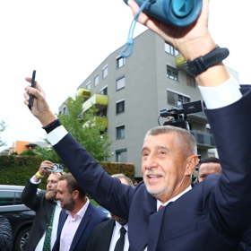 Andrej Babiš při příjezdu do štábu 5. října. 