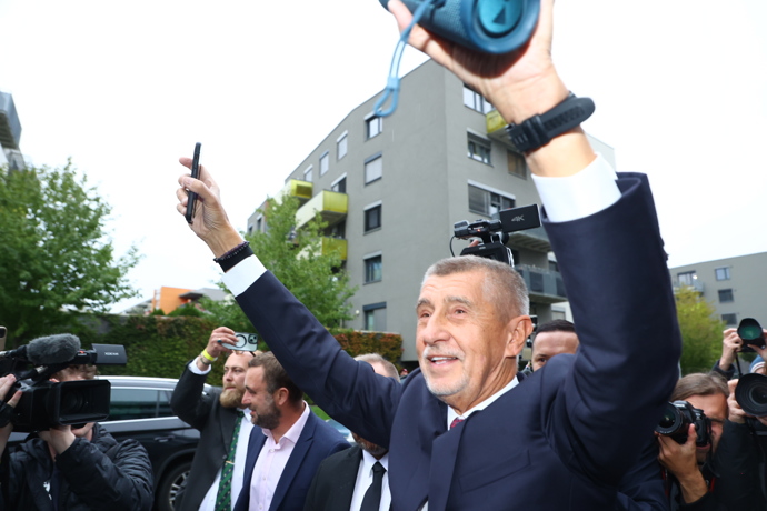 Andrej Babiš při příjezdu do štábu.