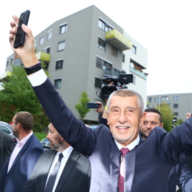 Andrej Babiš při příjezdu do štábu 5. října. 