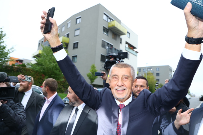 Andrej Babiš při příjezdu do štábu.
