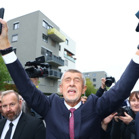 Andrej Babiš při příjezdu do štábu.