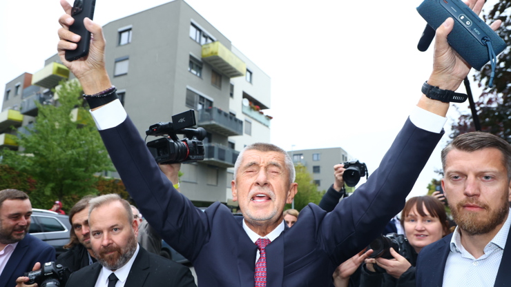 Andrej Babiš při příjezdu do štábu.