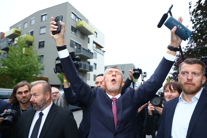 Andrej Babiš při příjezdu do štábu.