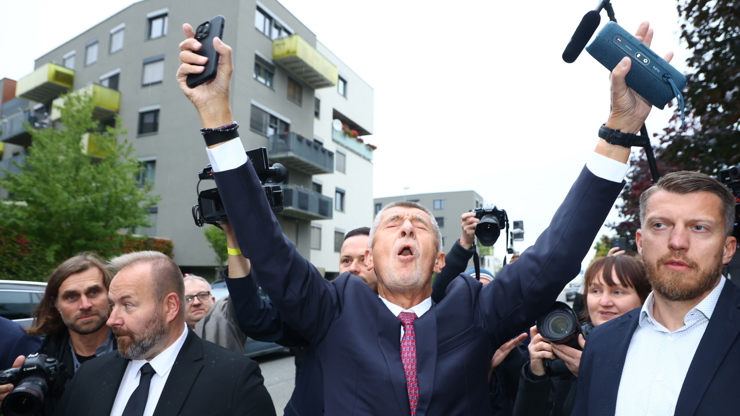 Andrej Babiš při příjezdu do štábu.