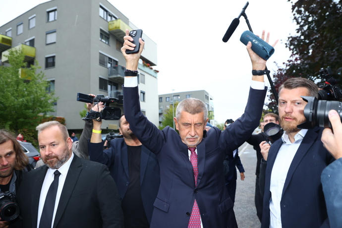 Andrej Babiš při příjezdu do štábu.