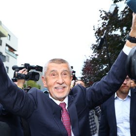 Andrej Babiš při příjezdu do štábu.