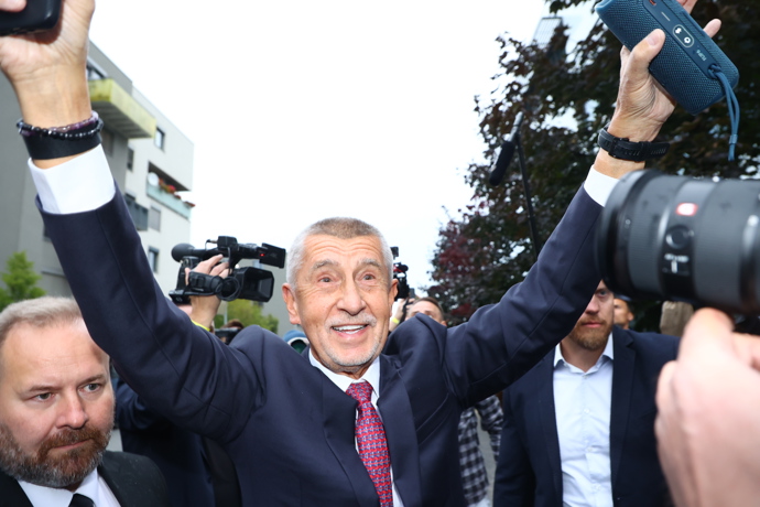 Andrej Babiš při příjezdu do štábu.