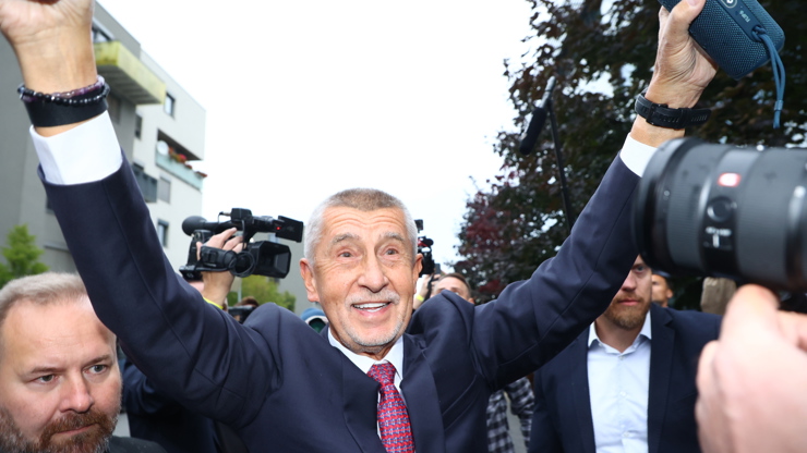 Andrej Babiš při příjezdu do štábu.