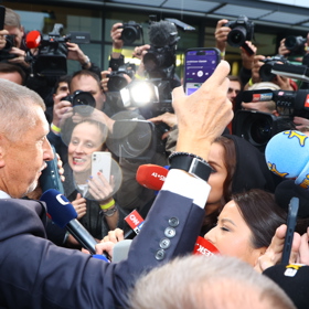 Andrej Babiš slavil výsledky voleb s reprákem v ruce a písní Sarà perché ti amo.