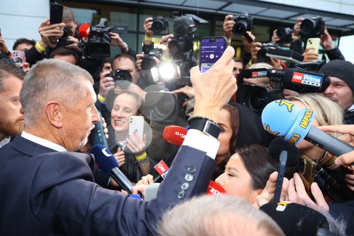 Andrej Babiš při příjezdu do štábu.