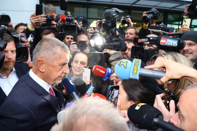Andrej Babiš při příjezdu do štábu.