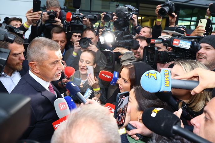 Andrej Babiš při příjezdu do štábu.